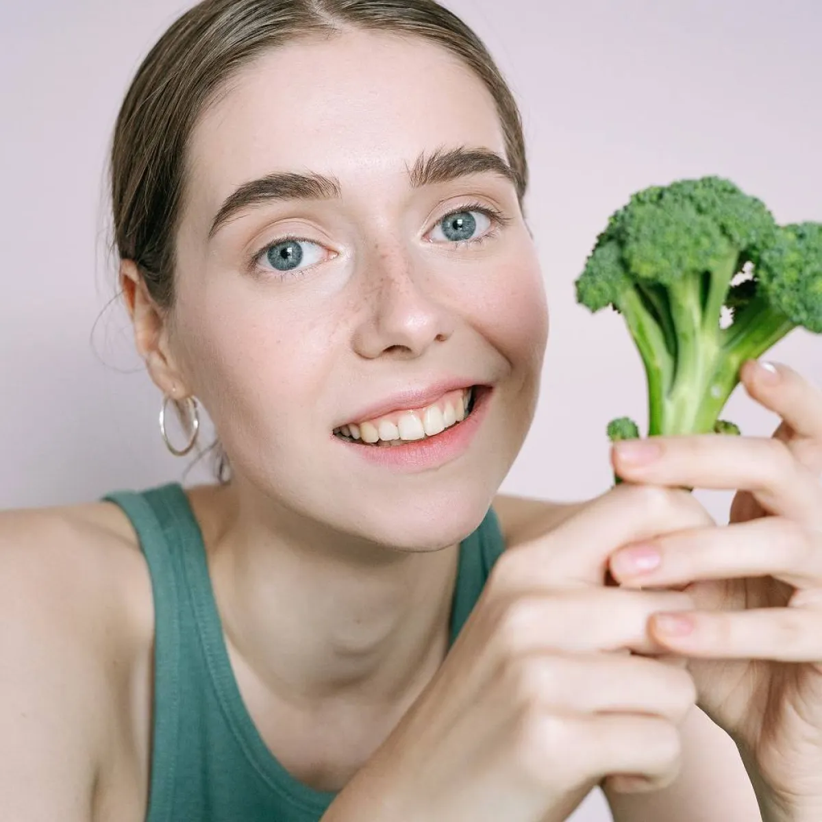 صورة لامرأة تحمل البروكلي