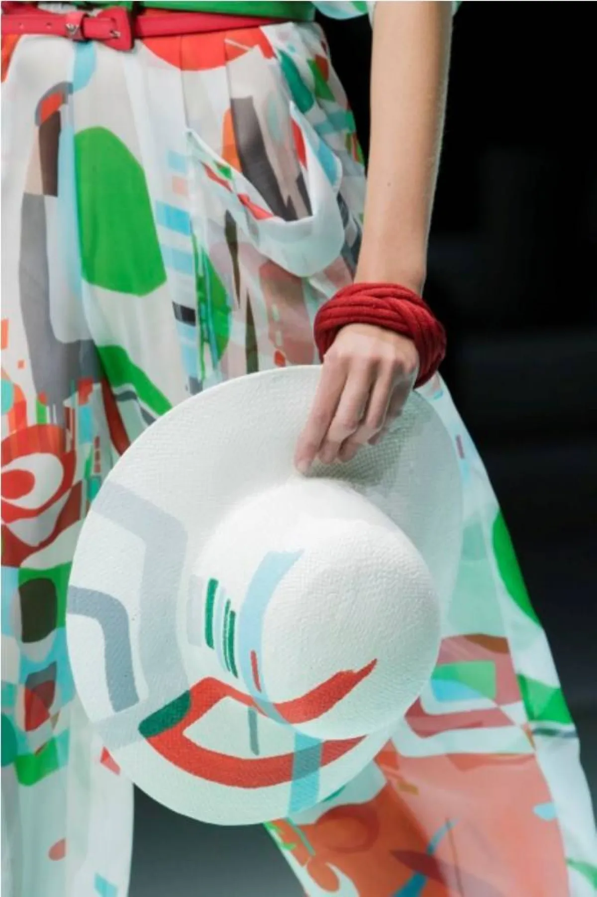 قبّعات بألوان مرحة ومنعشة لصيف 2022 من إمبوريو أرماني  Emporio Armani