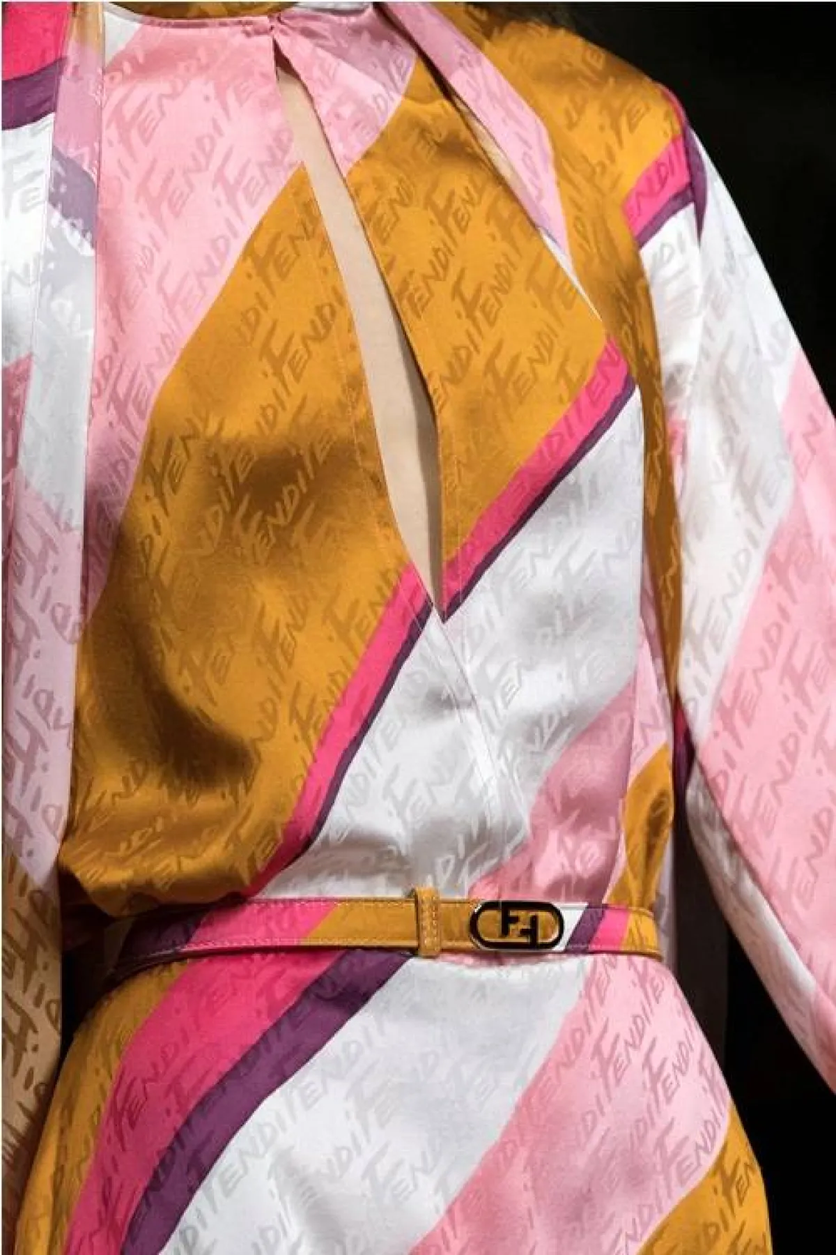 حزام رفيع من فندي  Fendi