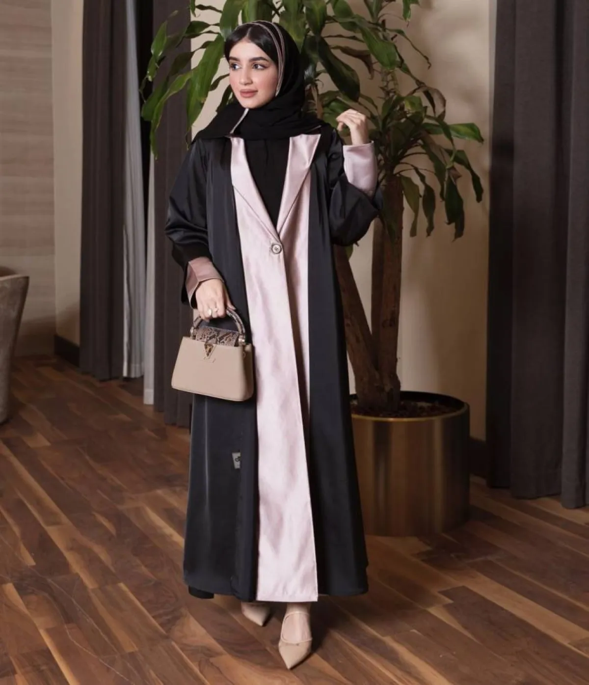 خولة المراغي بعباية البليزر