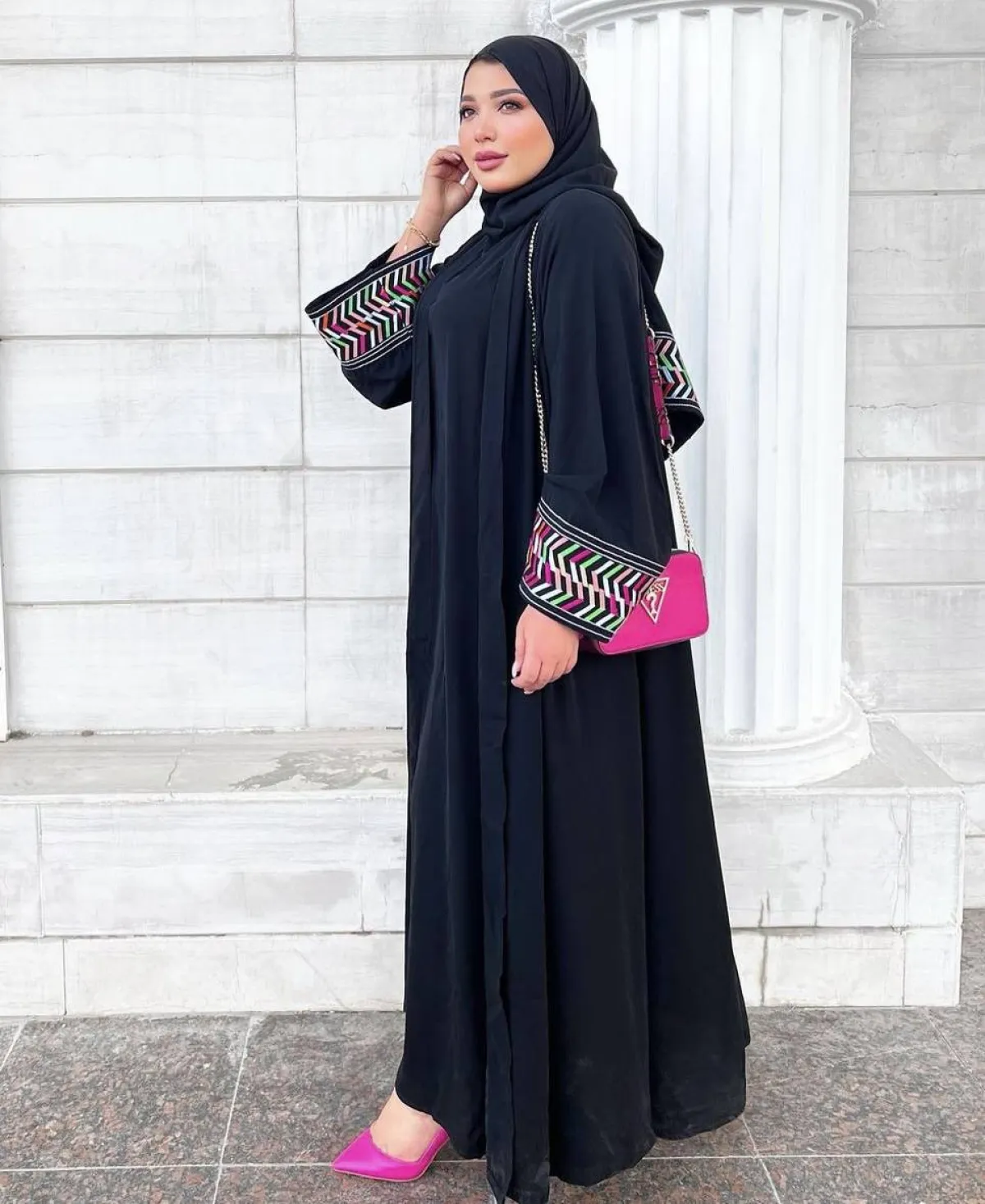 حنان الحكيم بعباية باكمام ملونة