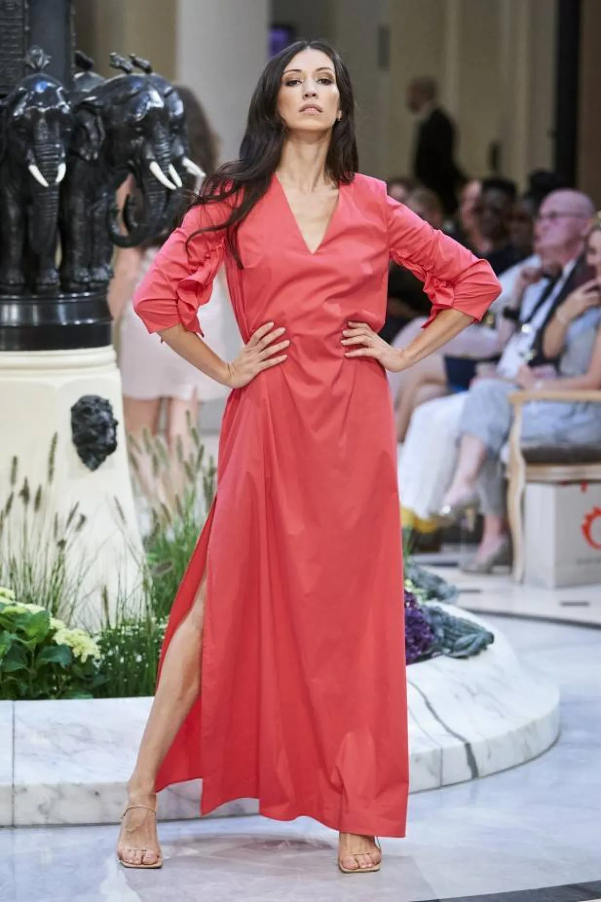 فستان أحمر مرجاني بأكمام مزمومة