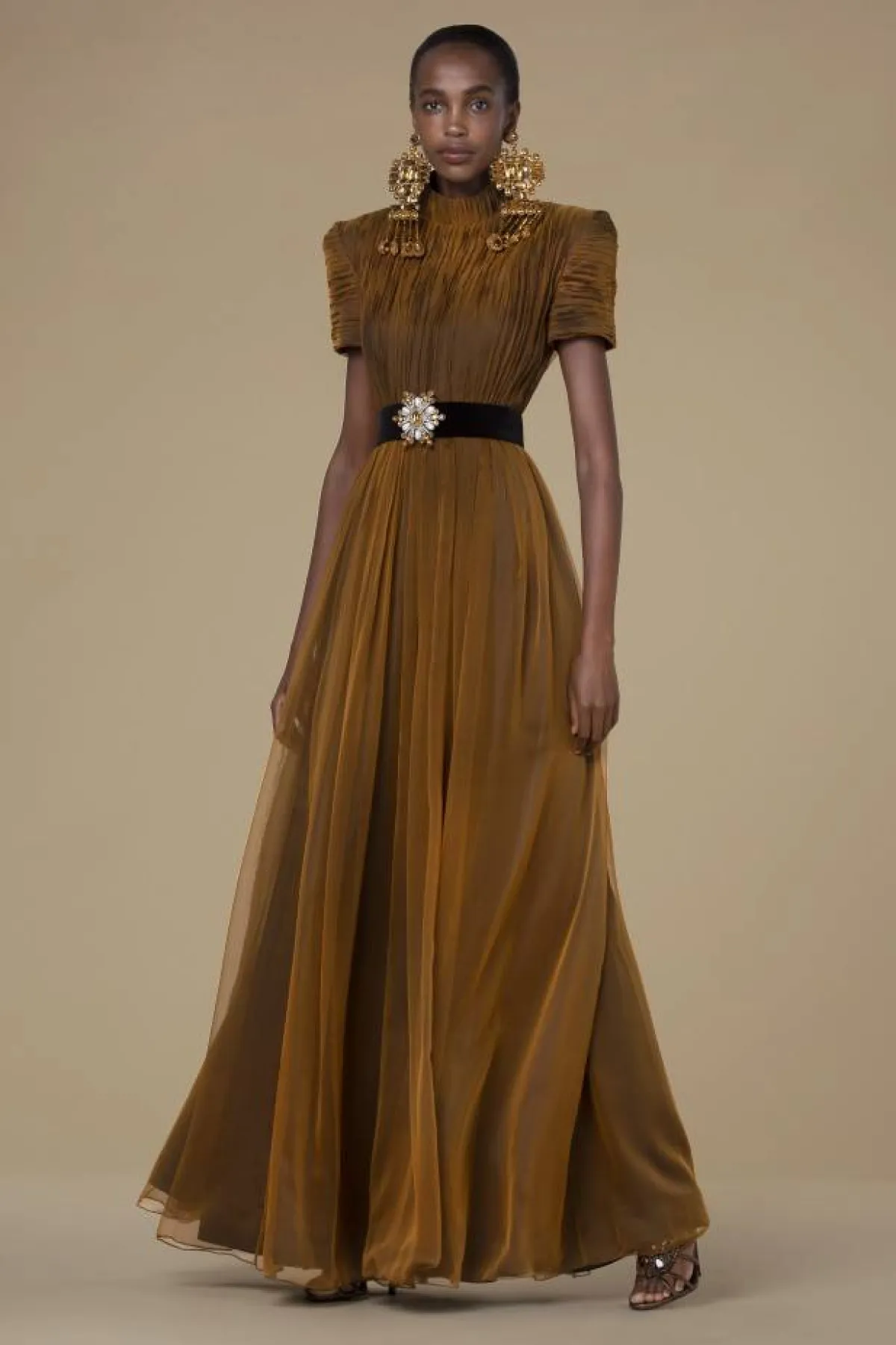 فستان بليسيه طويل بأكمام قصيرة مزمومة