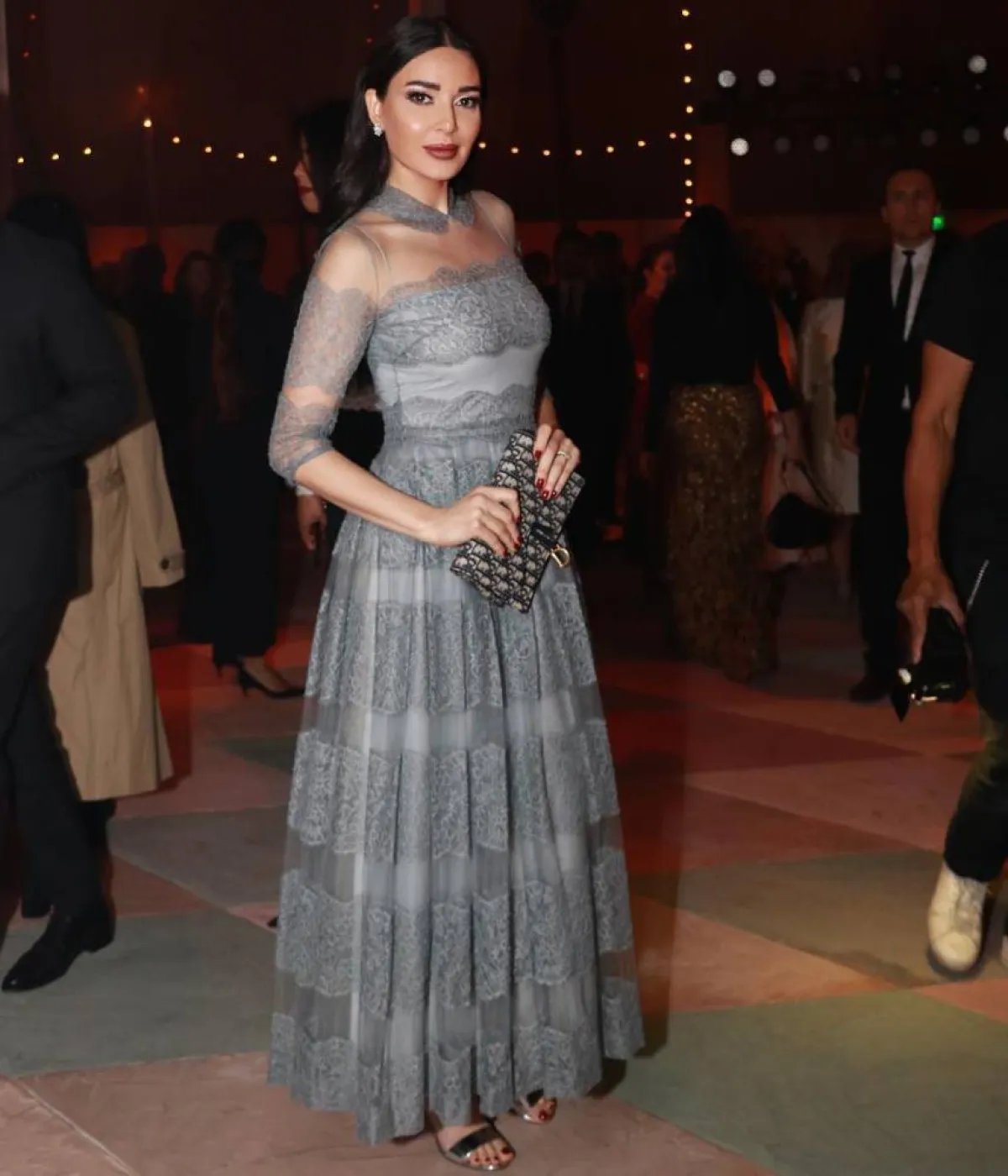 سيرين عبد النور بفستان باللون الرمادي 