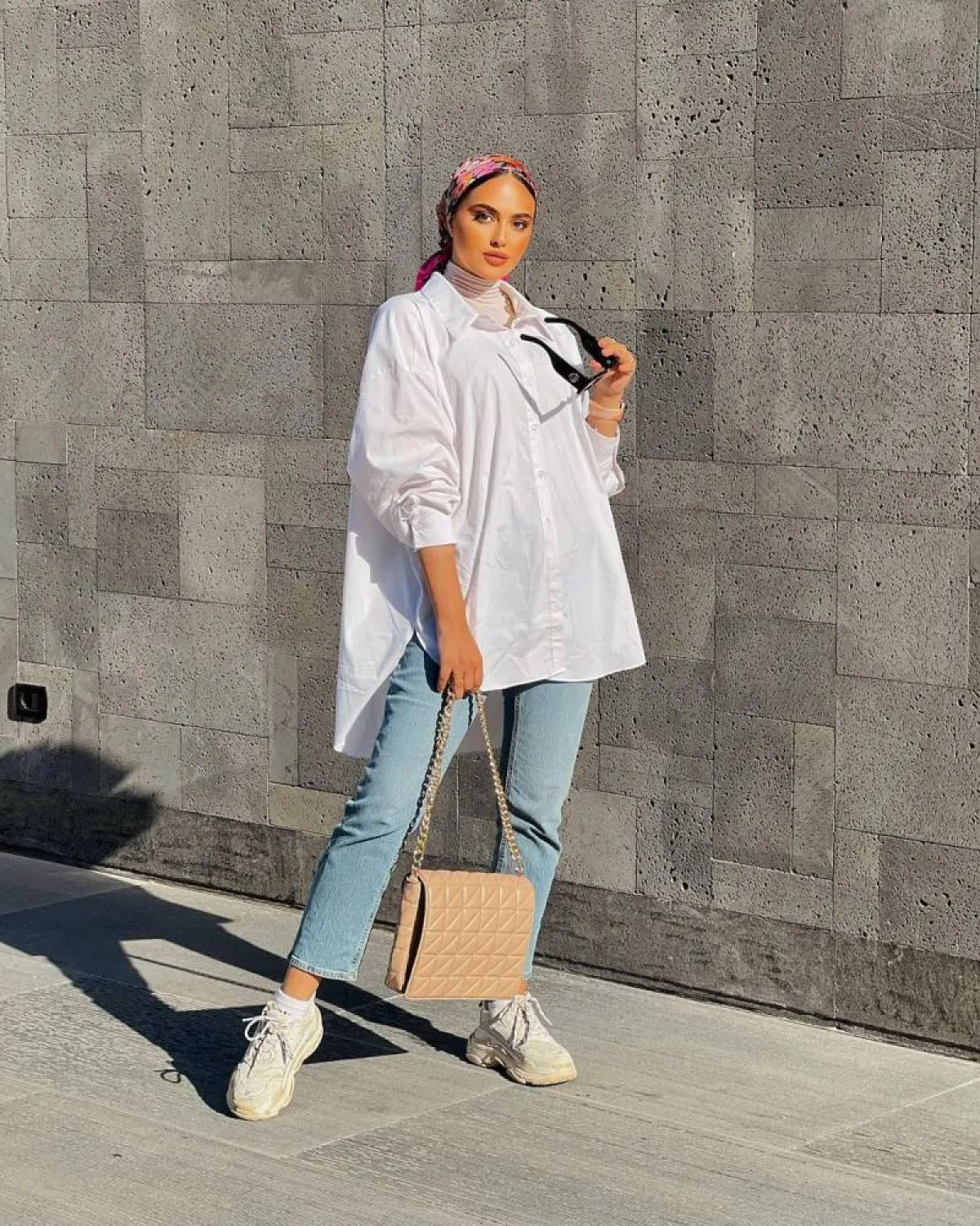 تنسيق القميص الأبيض مع البنطلون الجينز والحجاب