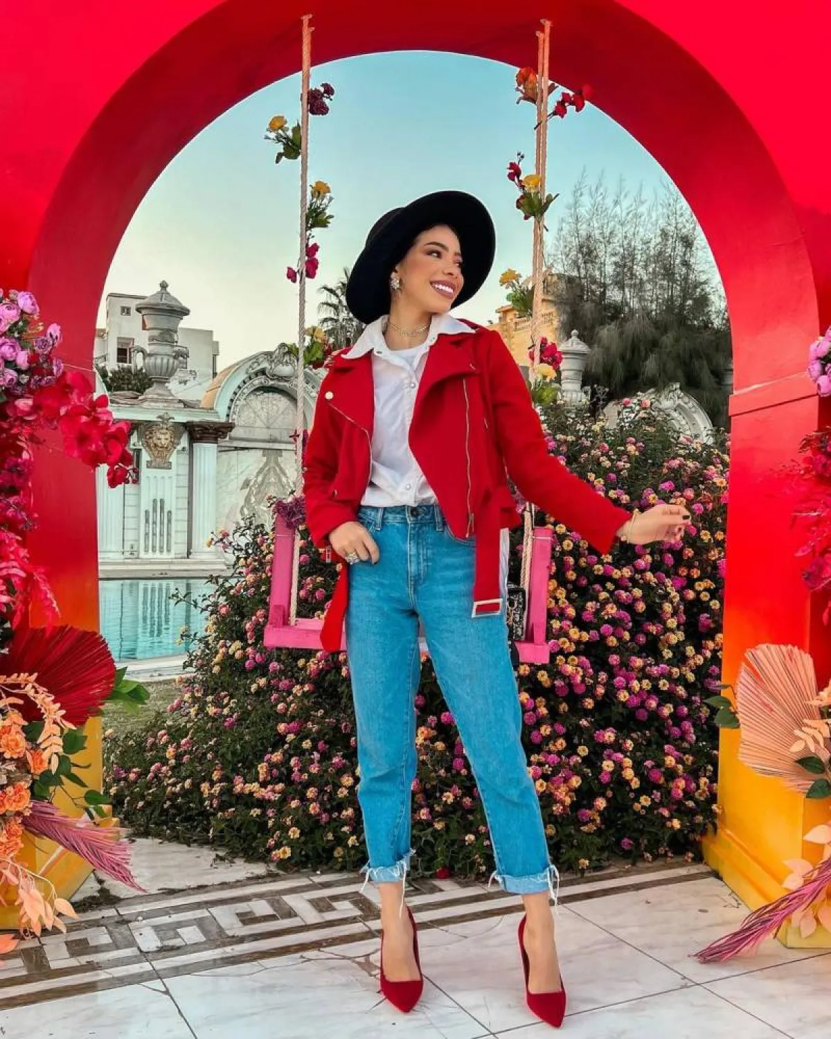 تنسيق القميص الأبيض مع البنطلون الجينز والحجاب