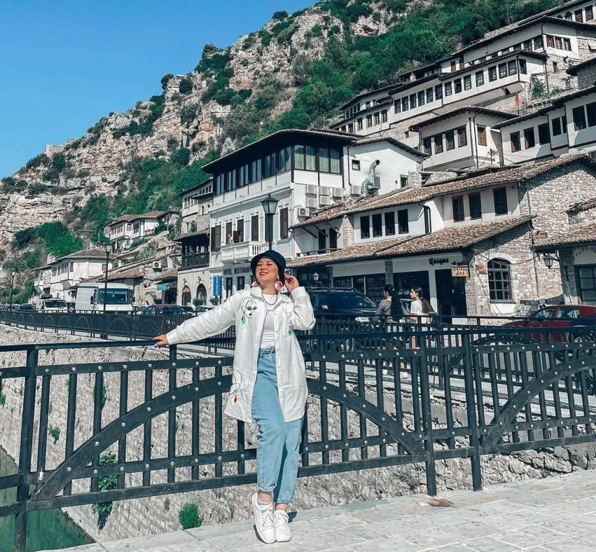 تنسيق القميص الأبيض مع البنطلون الجينز والحجاب