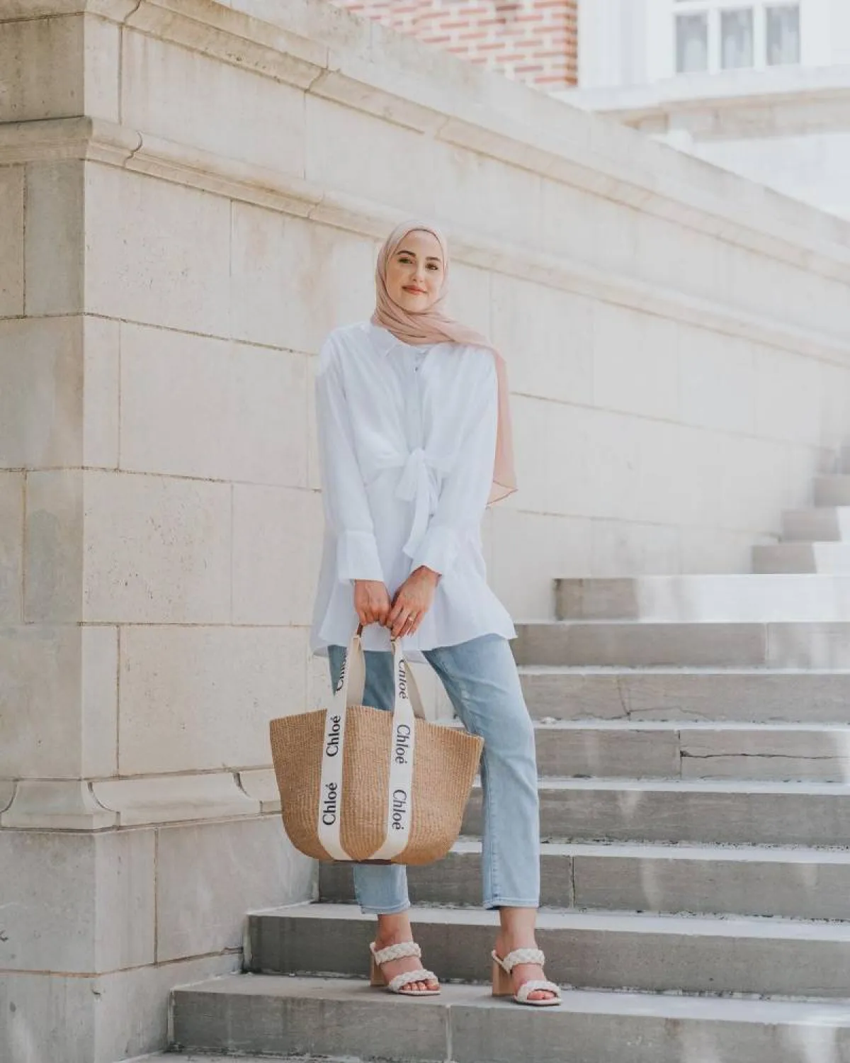 تنسيق القميص الأبيض مع البنطلون الجينز والحجاب