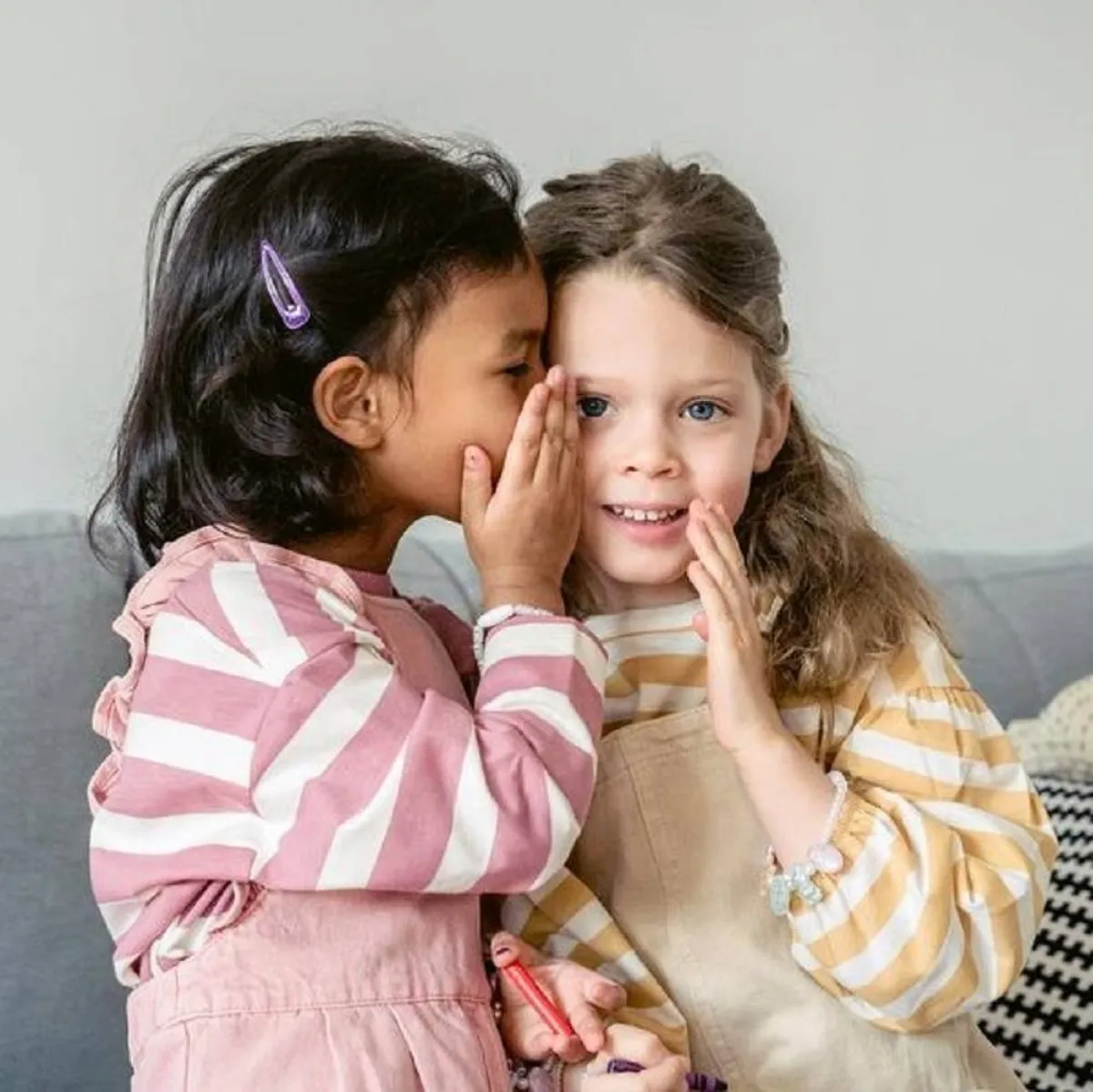 صورة لطفلتين