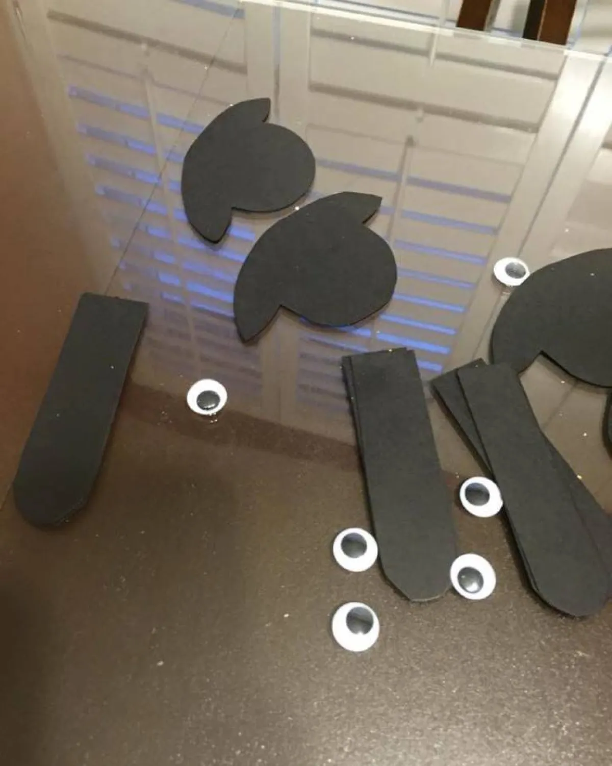 صورة لورق أسود مقصوص على شكل خروف