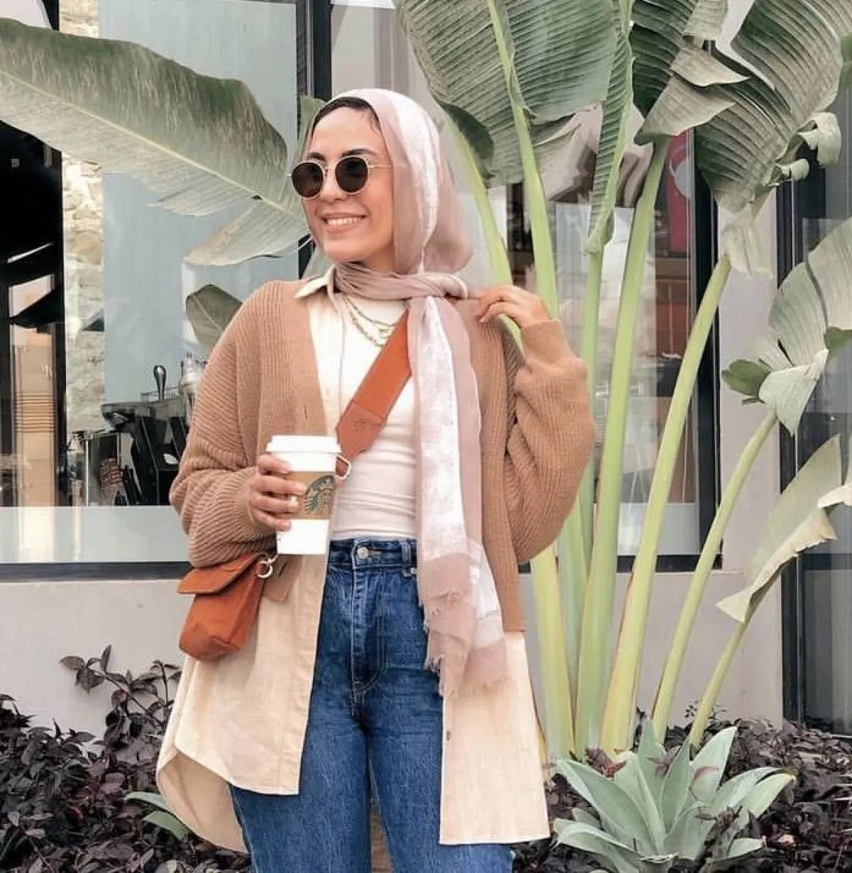 حجاب بدرجات النيود والابيض من امال الشربيني