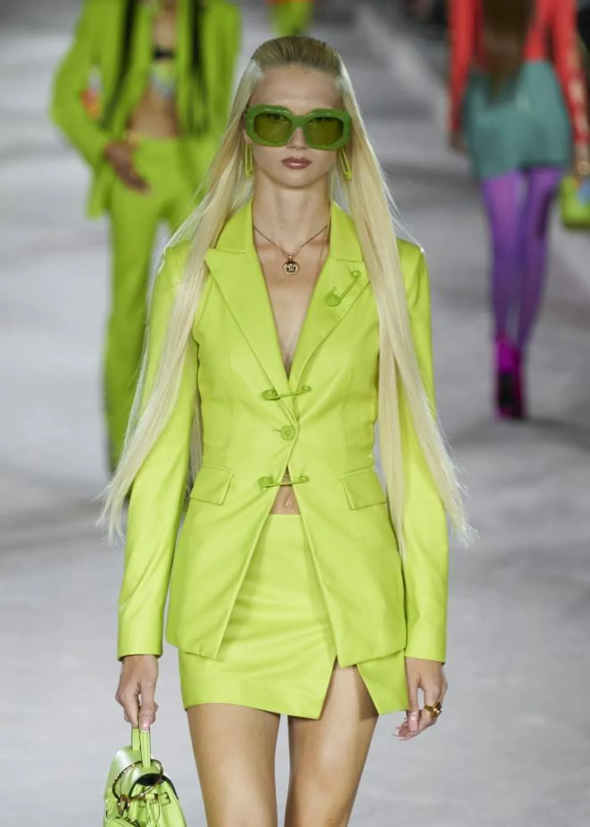 بدلة صفراء من فرساتشي