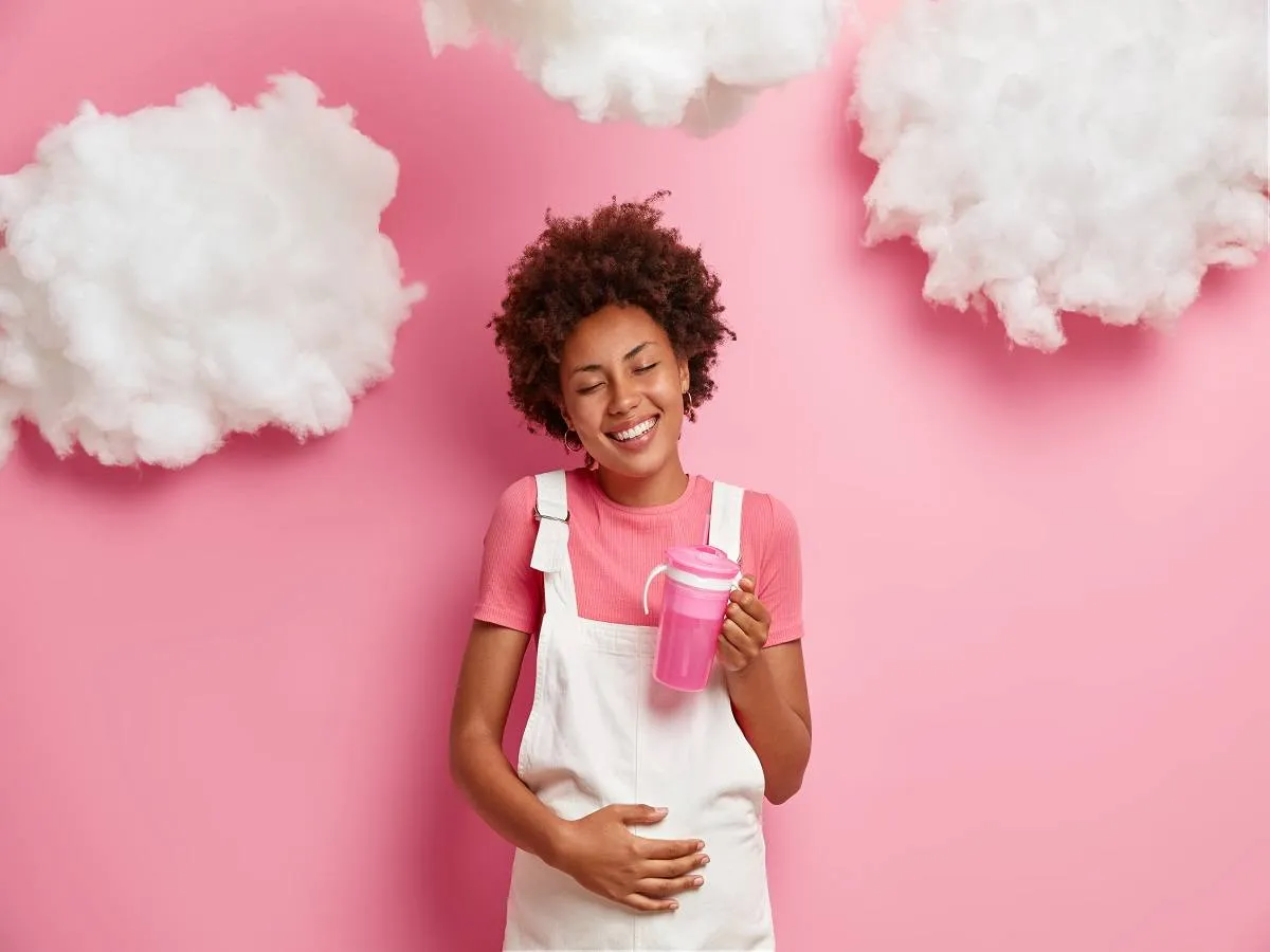 صورة لحامل تتناول ماء الكادي