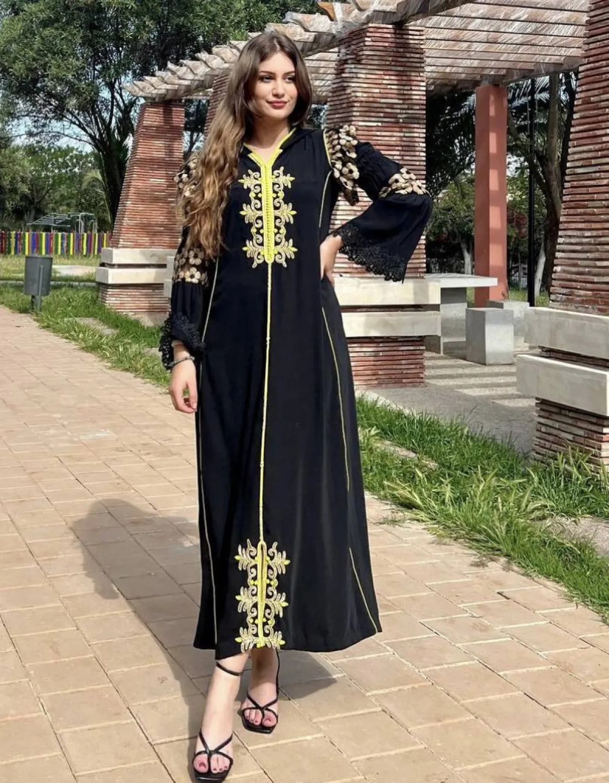 سلمى صلاح الدين بجلابية سوداء وذهبية