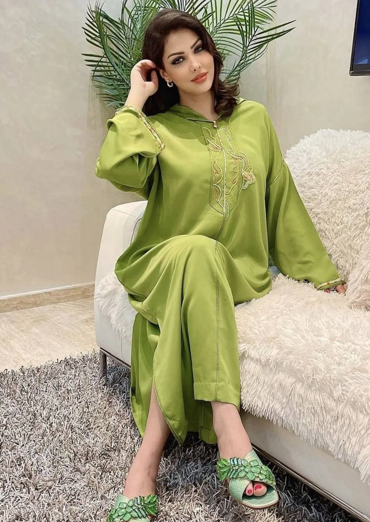 ابتسام تسكت باطلالة مونكروم خضراء