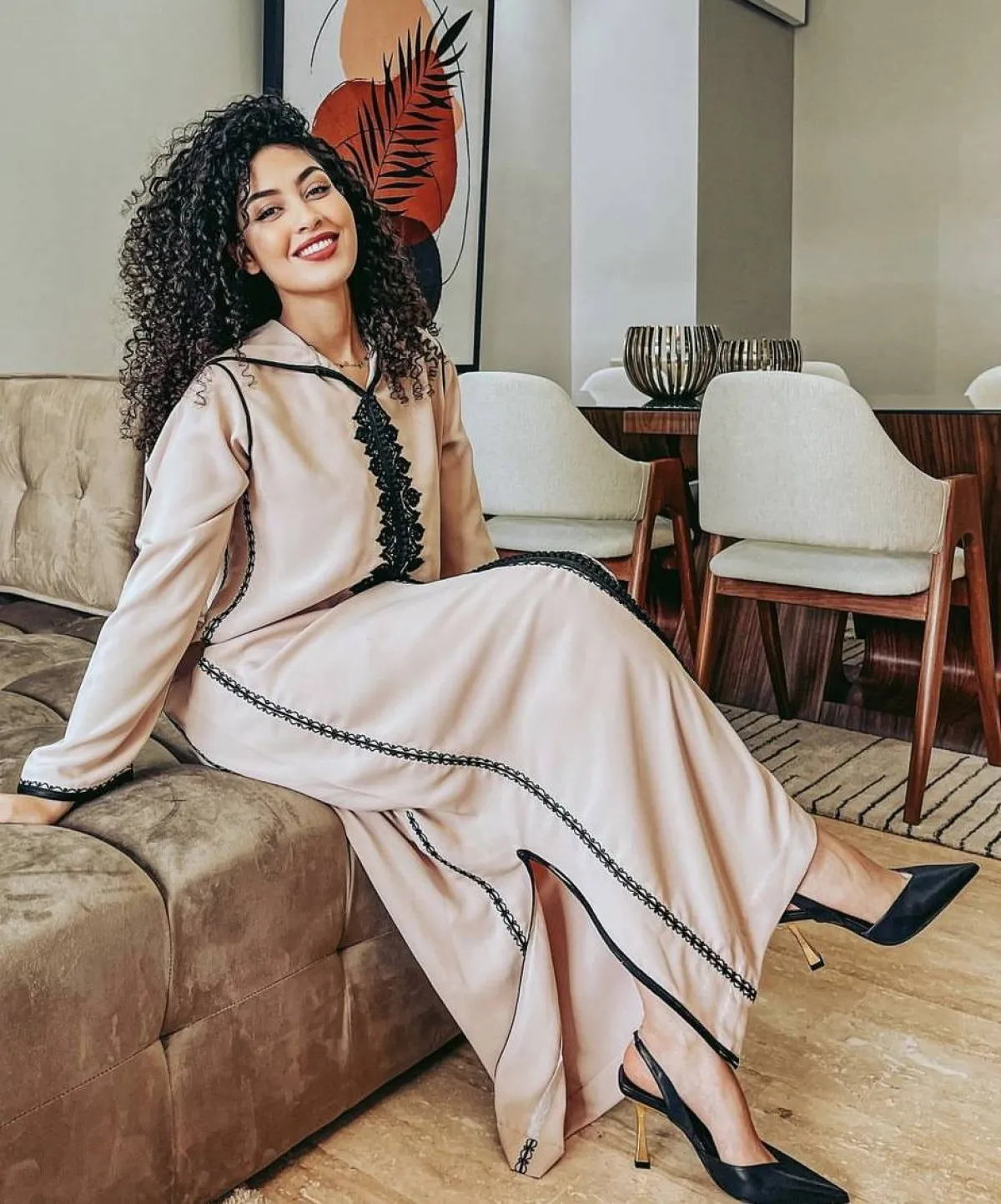 شادية ارسلان باطلالة حيادية الالوان