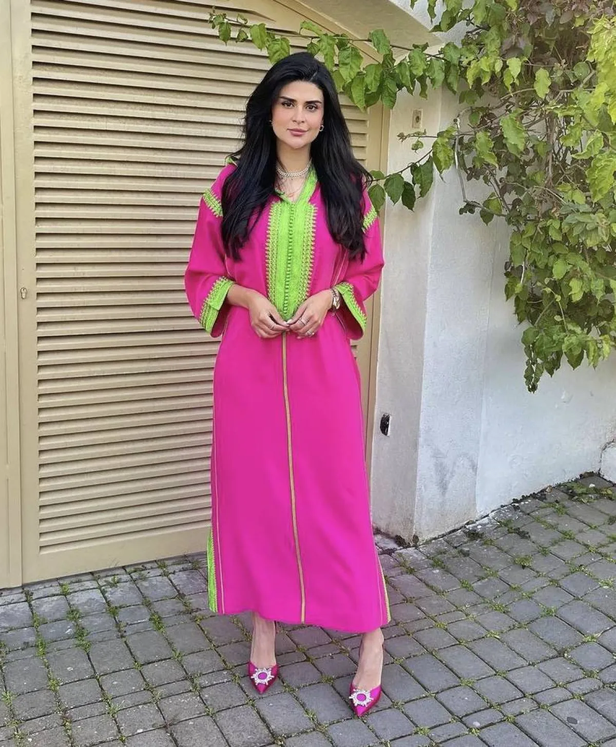 سلمى رشيد بجلابية ذات الوان فاقعة