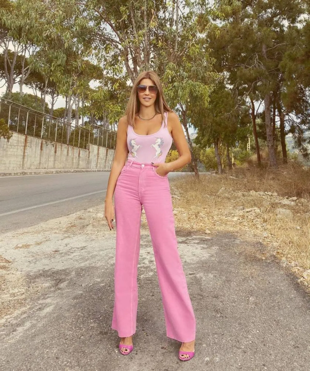 كارلا حداد بإطلالة كاجوال ملونة 