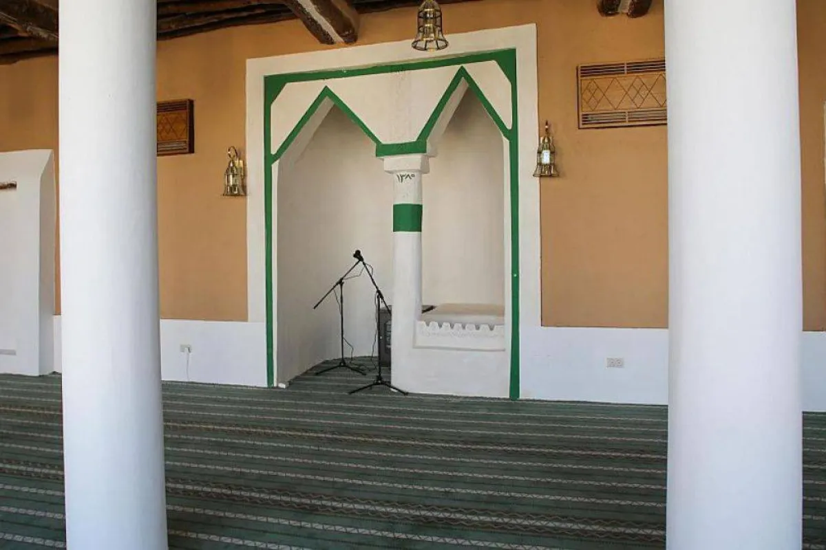 تظهر الصورة محراب المؤذن داخل مسجد قفار مصدر الصورة وكالة الأنباء السعودية واس