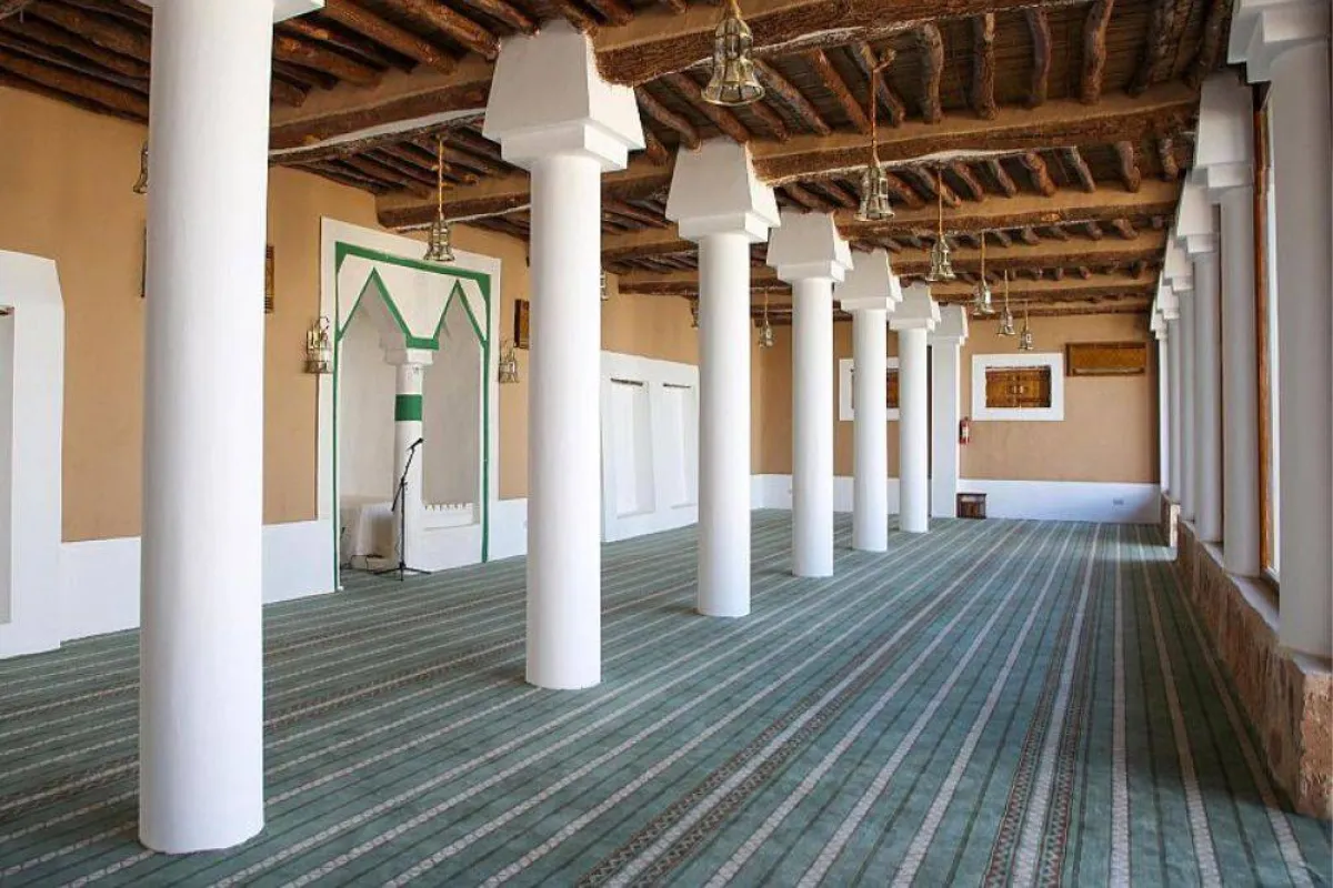 تظهر الصورة مسجد قفار من الداخل مصدر الصورة وكالة الأنباء السعودية واس