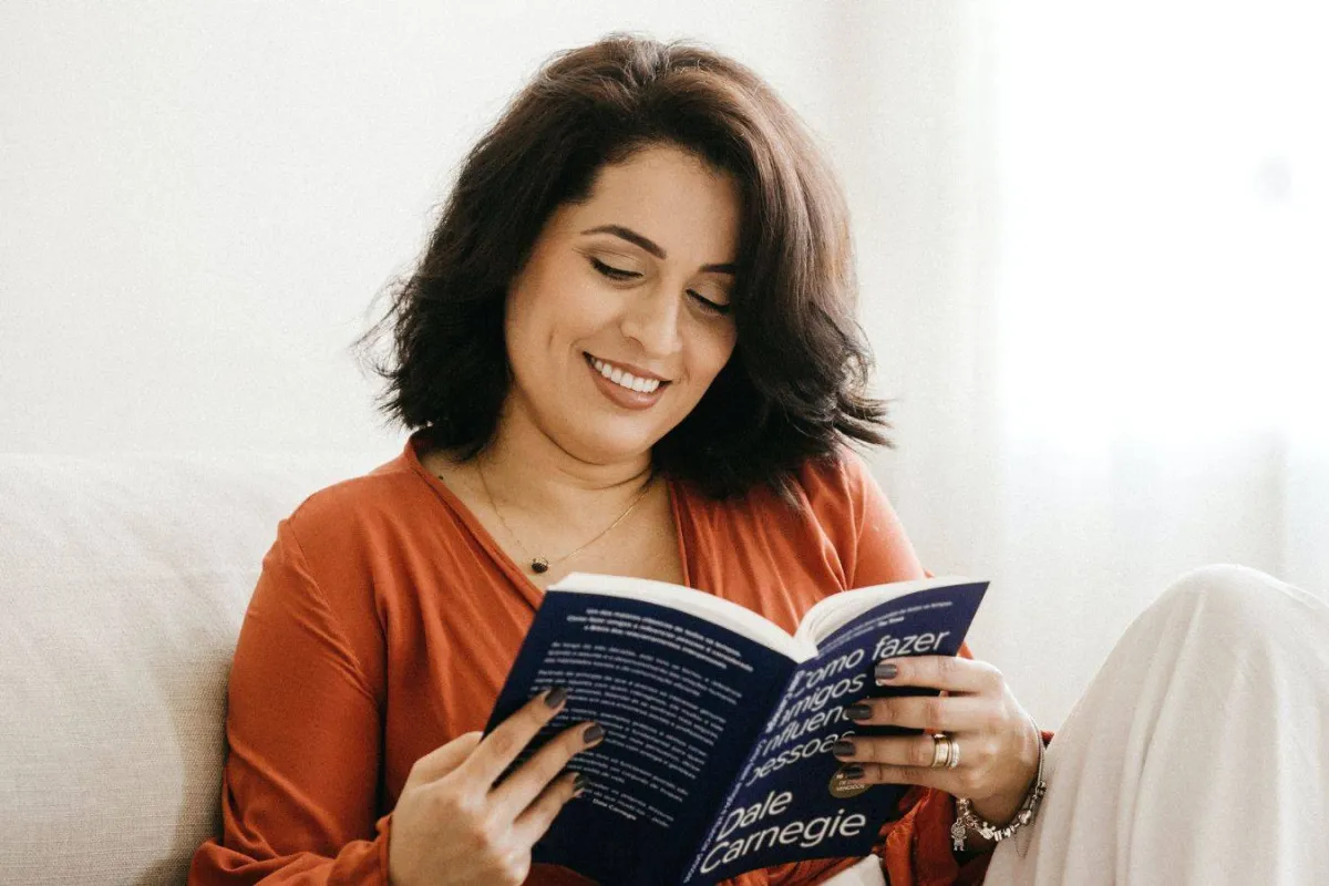 سيدة تقرأ كتباً ممتعة