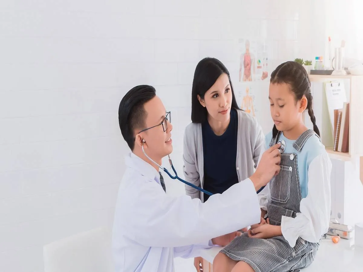 صورة لطبيب يشخص فتاة