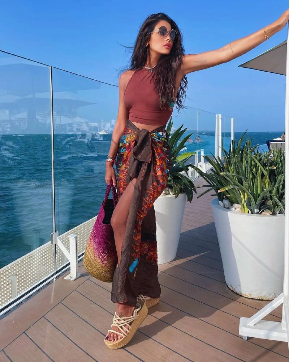 العنود بدر بسكارف صيفي جريء