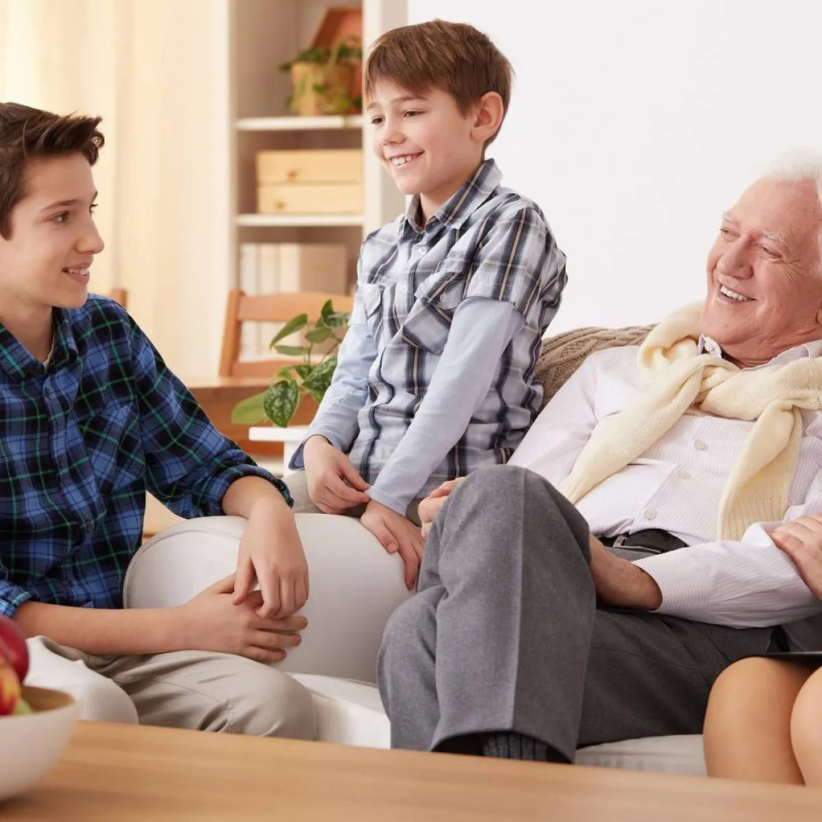 صورة تجمع الجد والأحفاد