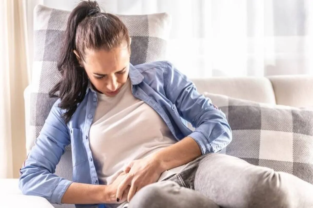 ألم الجانب العلوي من البطن من أعراض التهاب المرارة