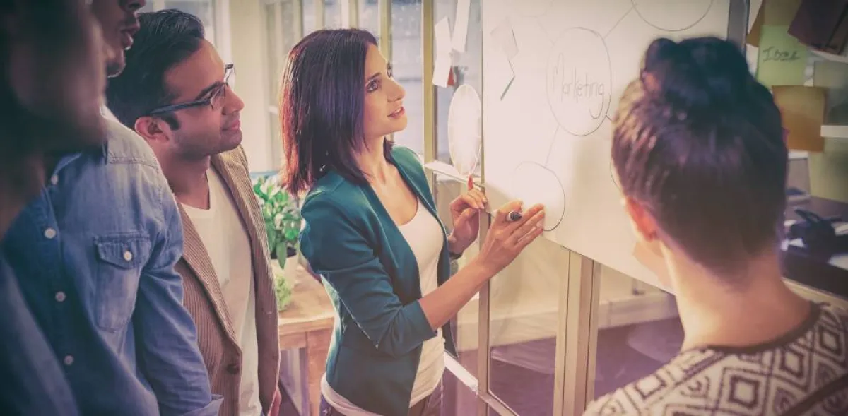 من المُفيد محاولة ايجاد أي عامل مشترك مع زميل العمل 