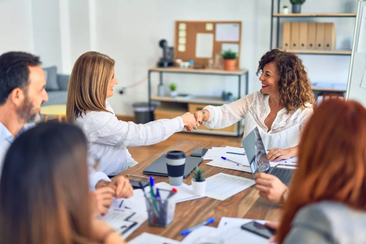 التعامل باحترام مع زملاء العمل 