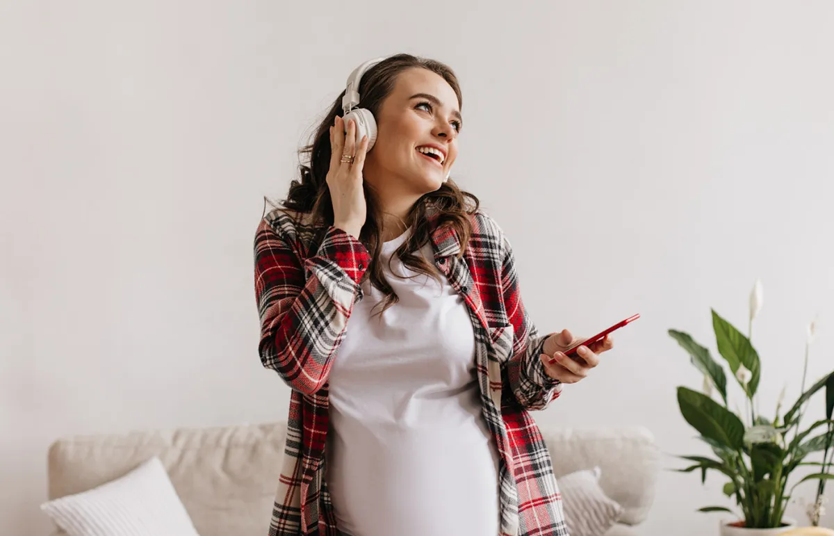 فوائد مدهشة للاستماع إلى الموسيقى في أثناء الحمل