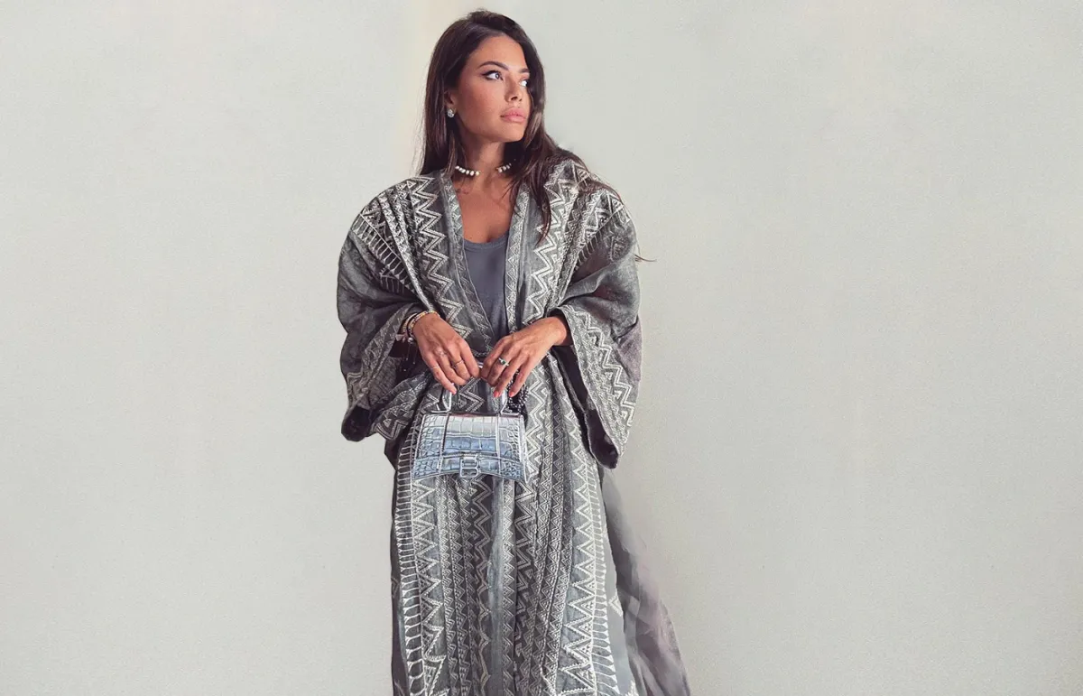 العنود بدر بعباية مطرزة