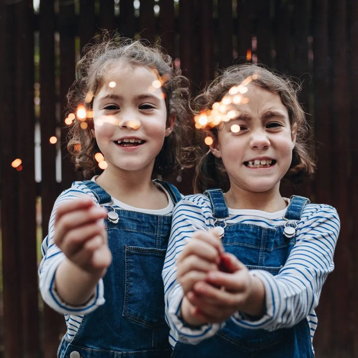 صورة لطفلتين