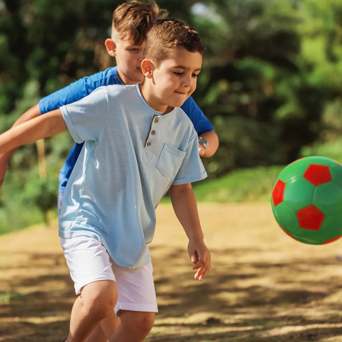 صورة لطفلين يلعبان معا