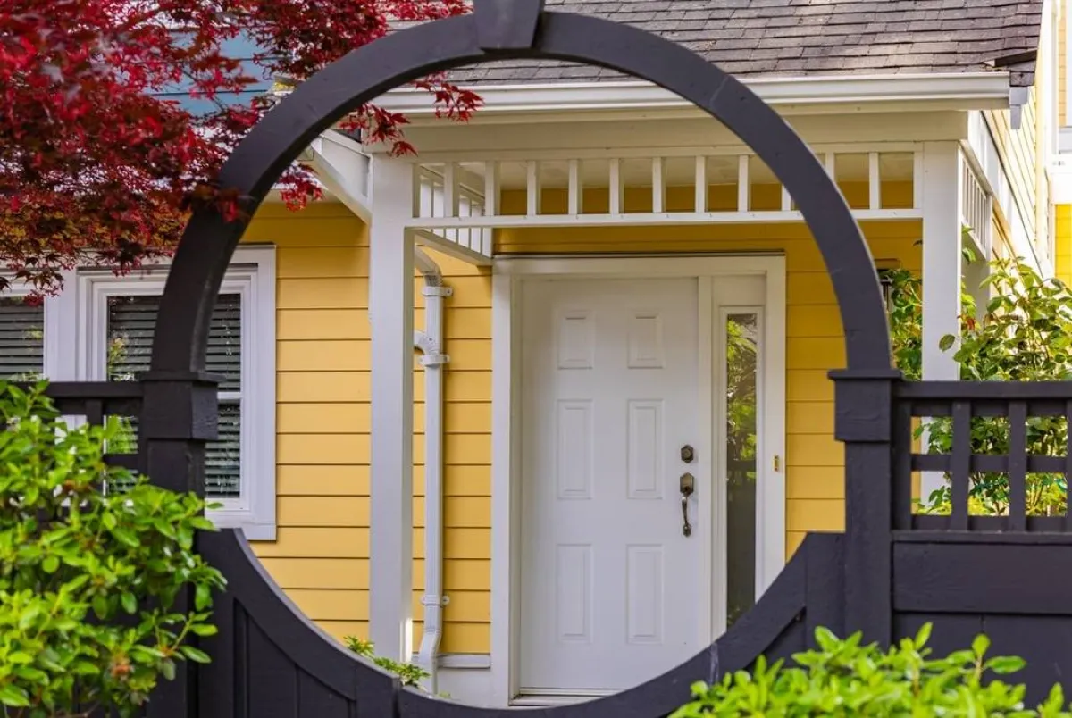  الفسحة الخارجيّة تكشف عن ديكورات المنزل الداخليّة