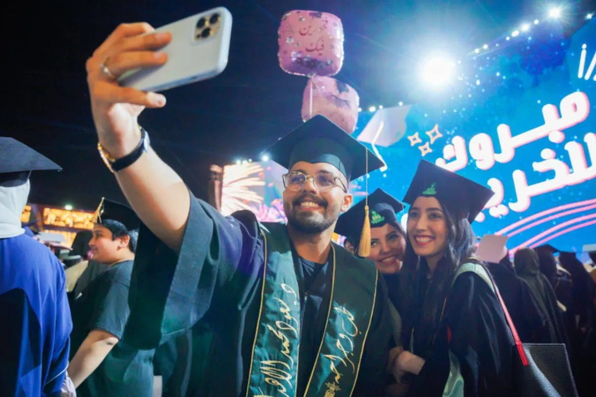 مجموعة من الخريجين 