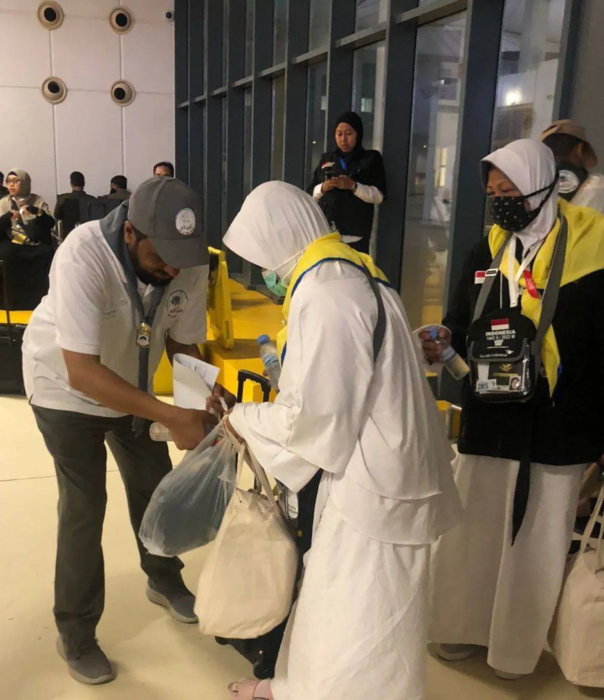 الكشافة يخدمن الحجاج