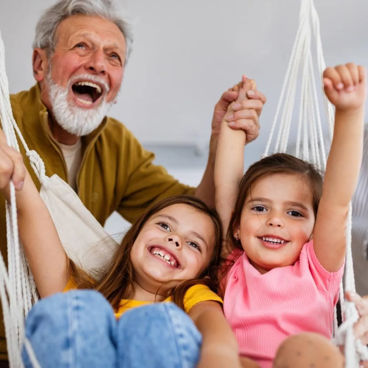 صورة للجد والأحفاد