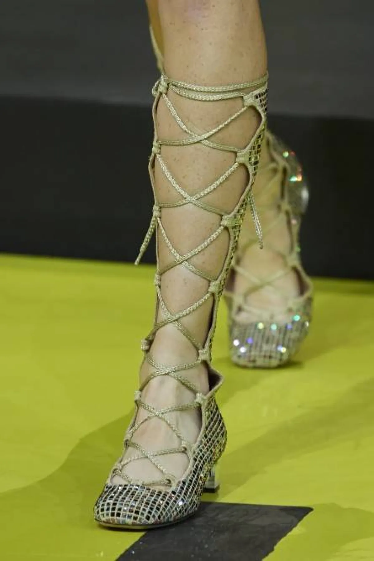 حذاء براق من ديور