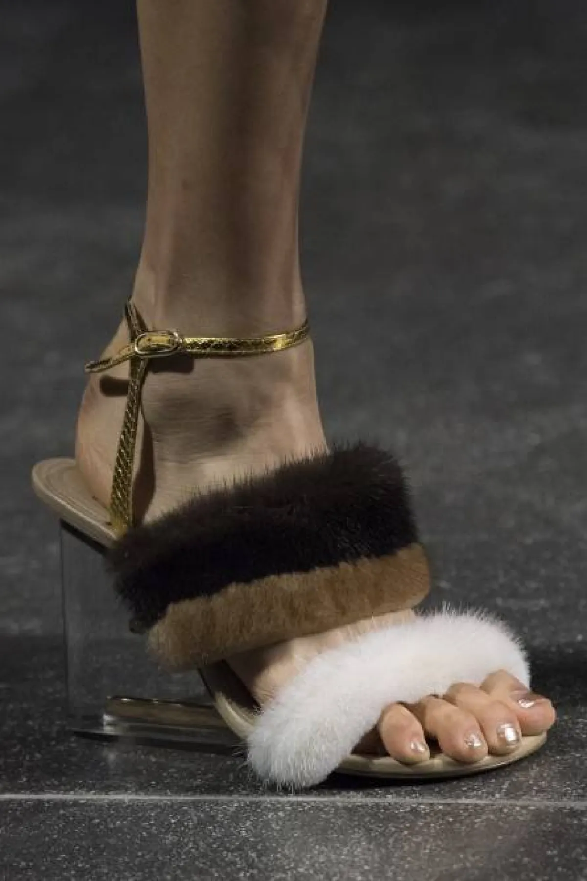 صندل من الفرو من فندي