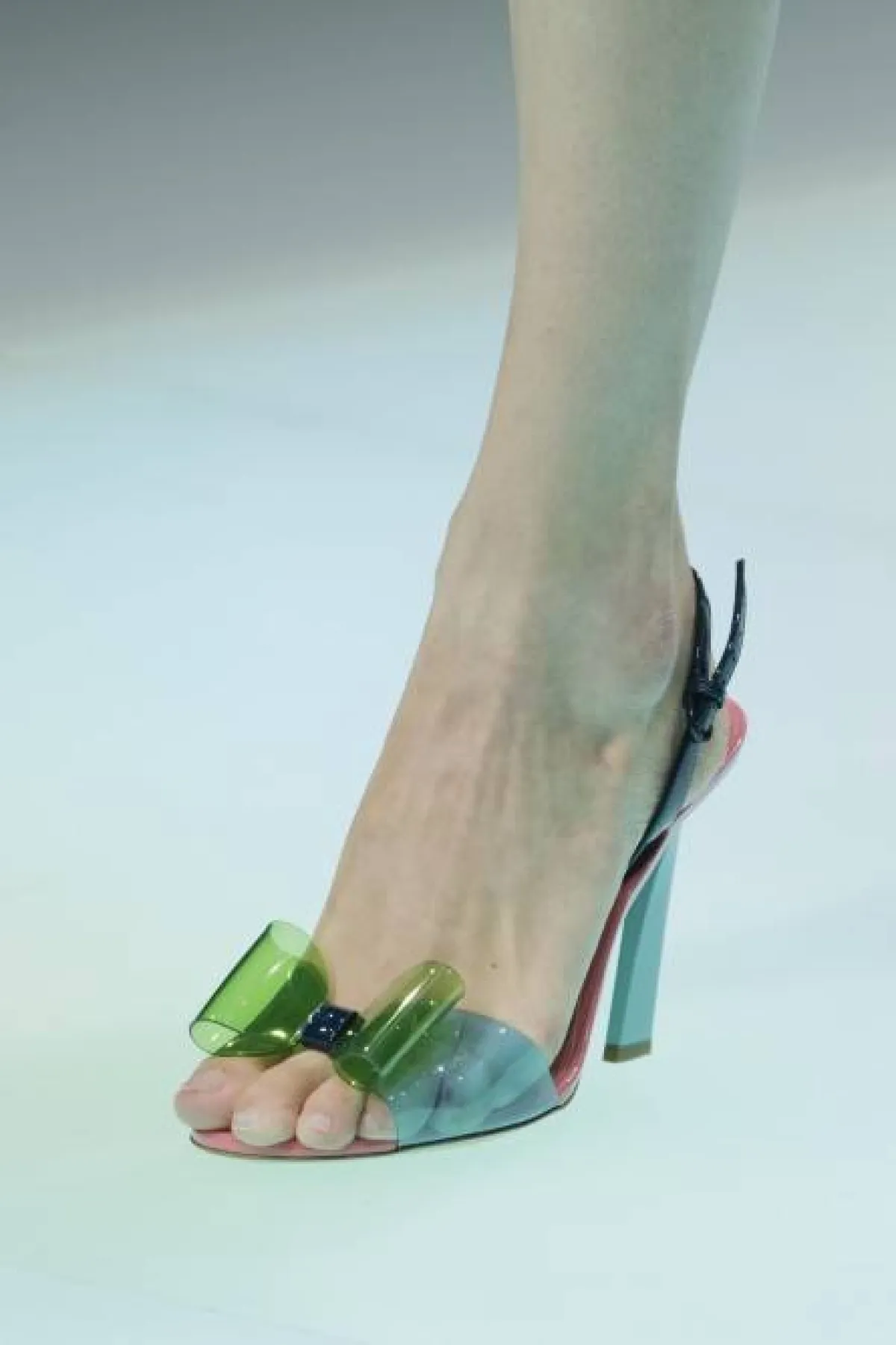 صندل شفاف من أمبوريو أرماني