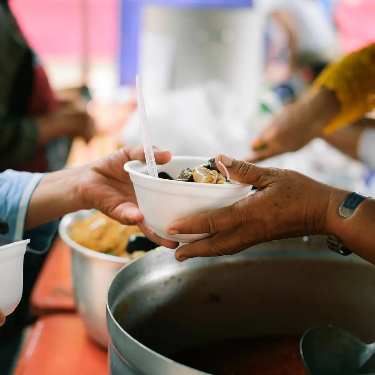 صورة لمساعدة المحتاج