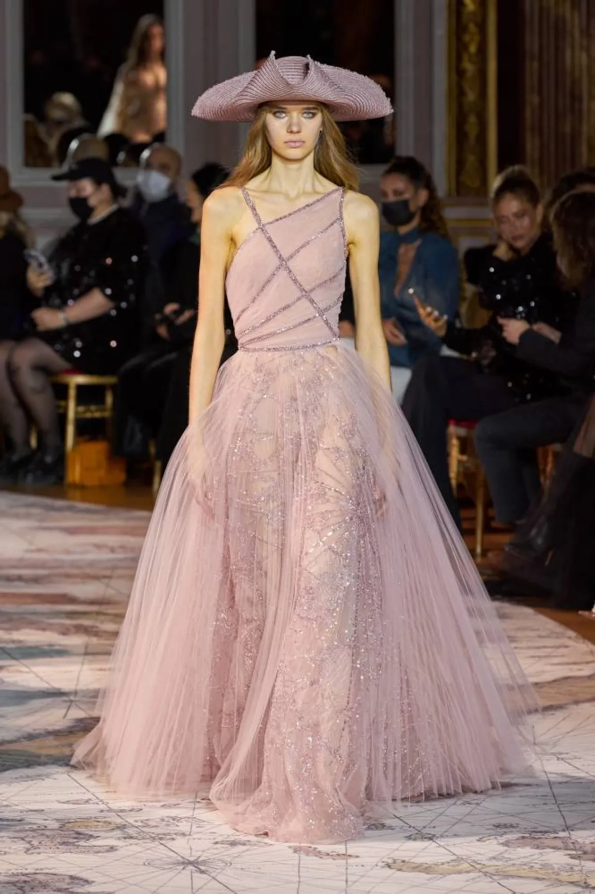 أسبوع باريس للأزياء الراقية