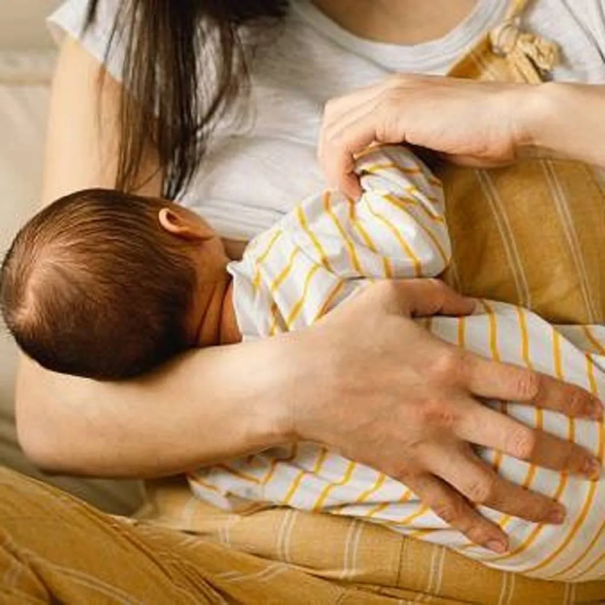 صورة لأم ترضع طفلها