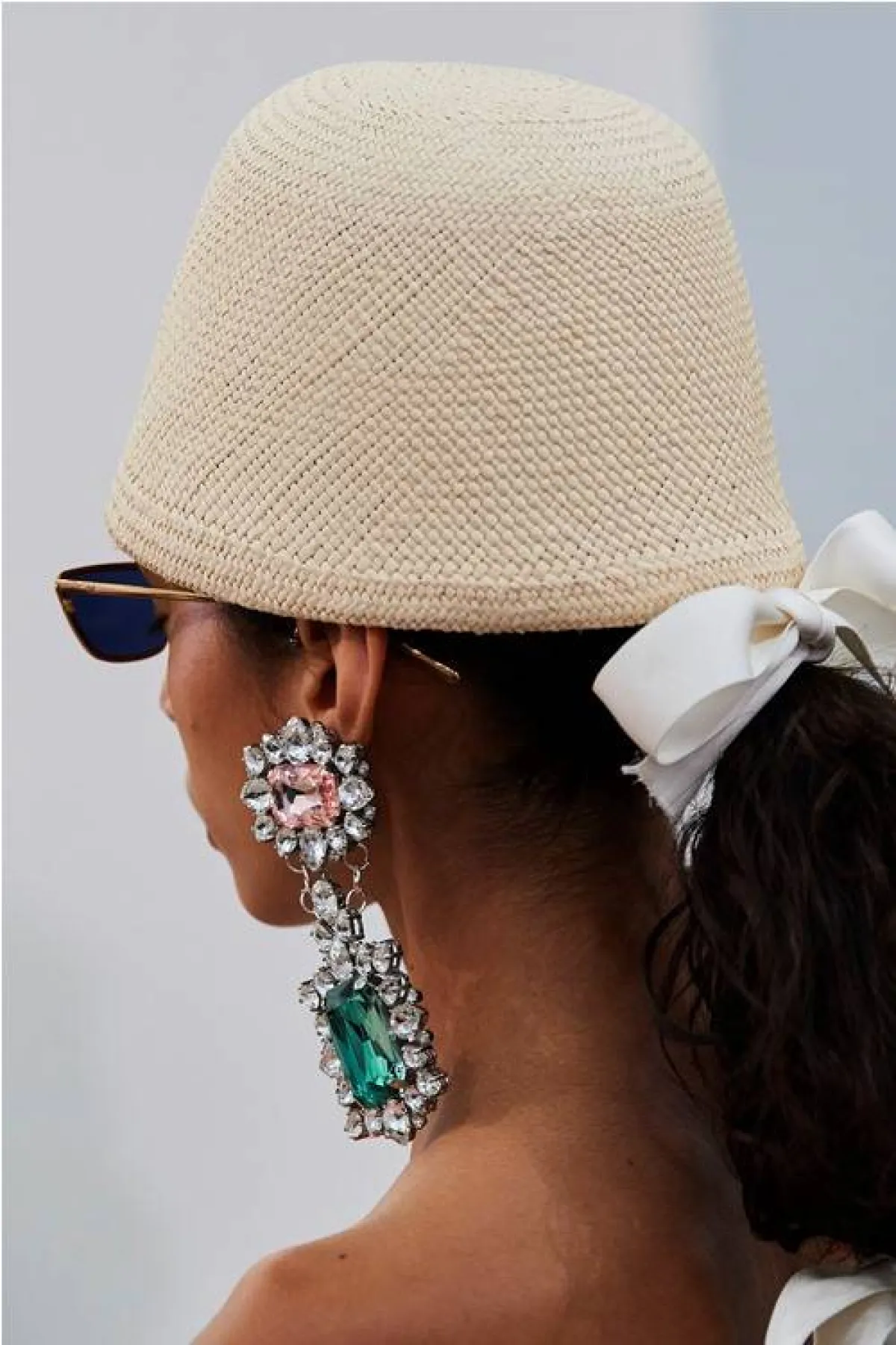 قبعة باللون البيج من جيامباتيستا فالي Giambattista Valli