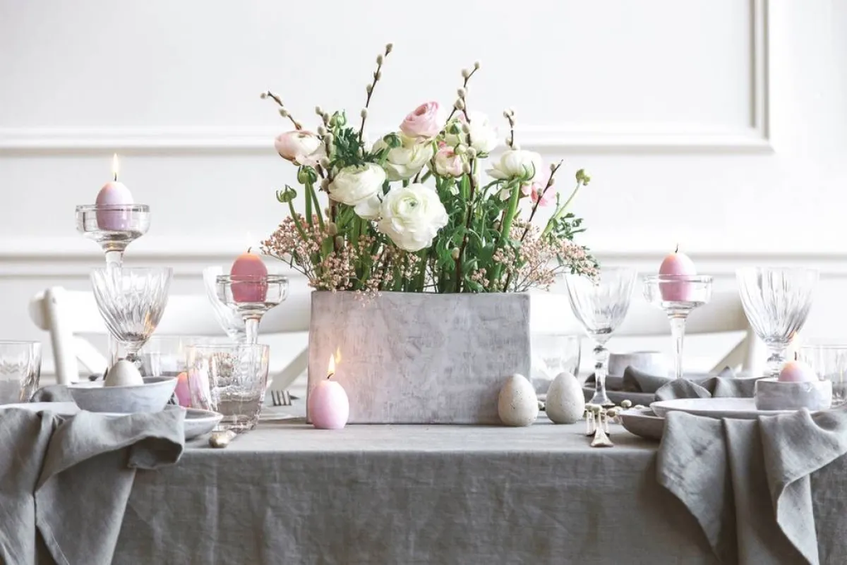 من المُفضّل اختيار المفرش للطاولة، مصنوعًا من قماش طبيعي