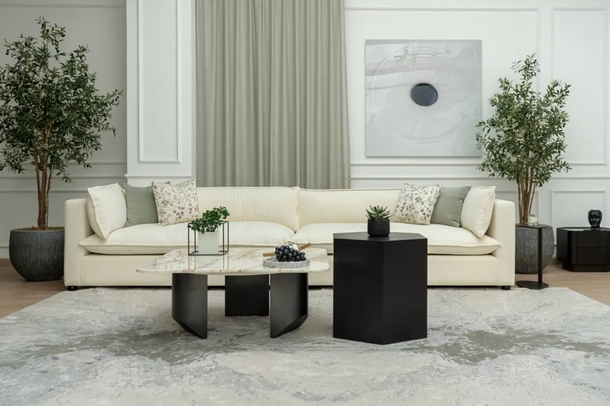 زوجان من الطاولات في منطقة الاستقبال 