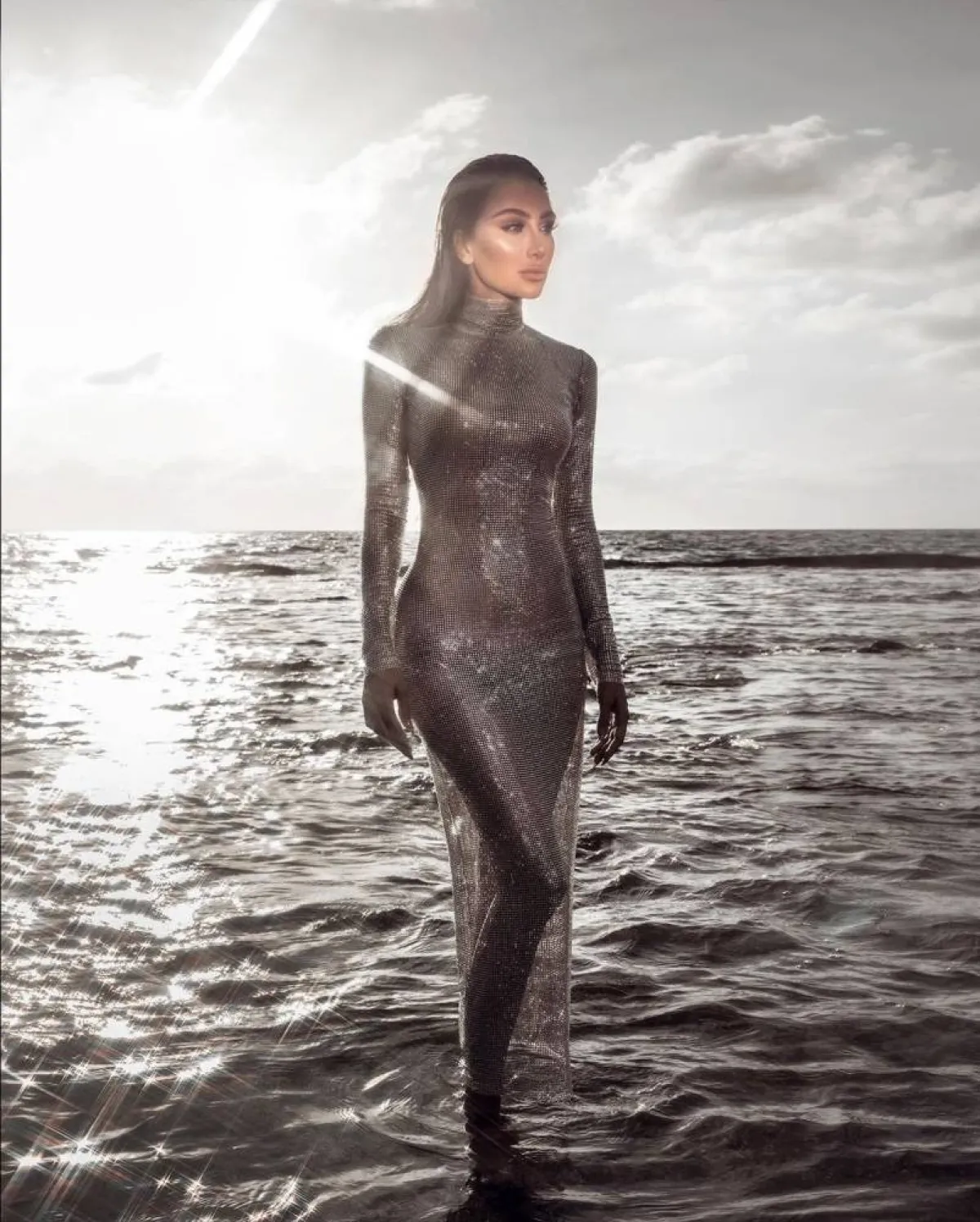 إطلالة مونوكروم ميتاليك من مايا دياب