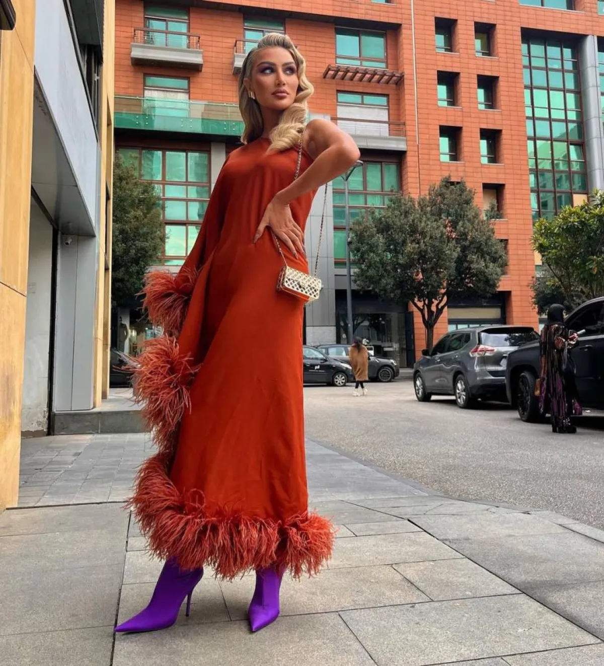 إطلالة مونوكروم بفستان ريش برتقالي من وحي مايا دياب